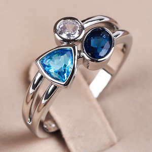 Anello con Tre Pietre Irregolari di Diversi Colori per Donne, Gioiello Elegante e Unico per Feste e Uso Quotidiano - Product Image 1