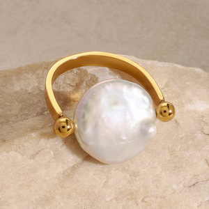 <span class=keywords><strong>Bague</strong></span> en perle baroque à gros bouton d'eau douce <span class=keywords><strong>plate</strong></span> à la mode <span class=keywords><strong>Bague</strong></span> en acier inoxydable plaqué or 18 carats pour la fête de fiançailles de mariage - Product Image 4
