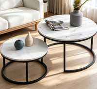 Ensemble de tables basses gigognes en pierre frittée, aspect marbre rond, structure en fer, mobilier de salon moderne et minimaliste