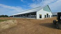 Entrepôt préfabriqué moderne en structure acier lourde, sur mesure, grande portée, bâtiment industriel robuste pour usage de salle de sport