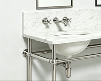 Meuble-lavabo en acier inoxydable chromé poli avec pieds pour grand plan de toilette postmoderne en Carrara et double vasque sous plan