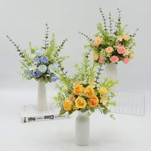 Mini bouquet de roses artificielles et d'eucalyptus Dongchen Crafts, fleurs nouées à la main, pour la décoration de la maison, arrangement de table de salon - Product Image 1