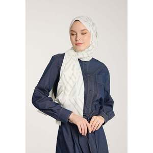 ผ้าพันคอเพียวโทน ลายวี สีงาช้างและสีเขียวอ่อน สำหรับใช้เป็นผ้าคลุมกันแดด - Product Image 3