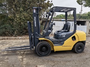 Montacargas Komatsu FD30 Usado de 3 Toneladas con Sistema Hidráulico Pequeño y Mástil de 3 Etapas en Buenas Condiciones para Venta Inmediata - Product Image 2