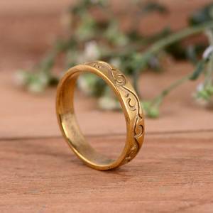 Bague florale de luxe unisexe minimaliste plaquée or 14 carats, faite à la main, texturée, avec motif de feuille gravée et sertissage en argent, style vintage - Product Image 4