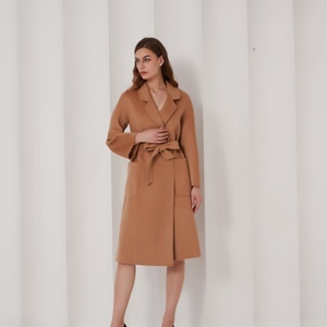 Manteau long élégant et luxueux en laine, fait main, sur mesure, à double boutonnage, coupe ajustée pour femme, hiver 2025 - Product Image 4