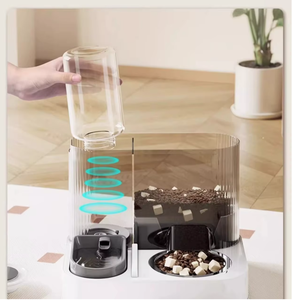 Vente en gros deux-en-un automatique et portable en plastique pour chiens et chats Mangeoire solide intégrée pour l'eau et la nourriture avec fonction de charge - Product Image 4