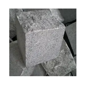Pavimentação de calçada em pedra granito cubesto 4"x4" com superfície em chamas