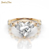 Bague Solitaire Moderne en Argent Massif 925 avec Moissanite Cœur de Deux Carats et Motif Quad Accent, Commande OEM pour Femmes