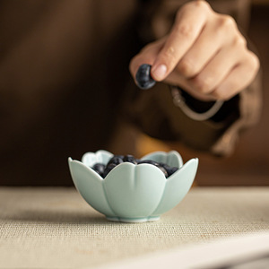 Bol à fruits en céramique en forme de lotus, petite assiette à collation en porcelaine pour la décoration de table de mariage - Product Image 1