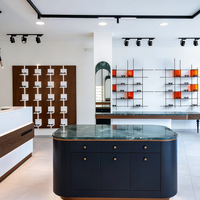 Magasin de vente au détail optique contemporain avec étagères ouvertes à niveaux et vitrines rondes éclairées