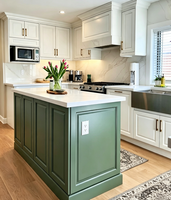 Armoires de cuisine sur mesure, armoires blanches, îlot de cuisine vert avec plan de travail en quartz pour maison résidentielle