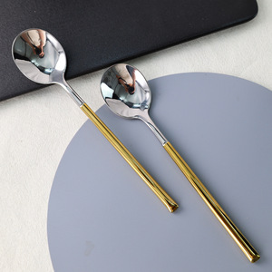 Cuchara Redonda Shiny-Jh de Acero Inoxidable 304 con Recubrimiento de Titanio y Detalles en Oro, Apta para Alimentos, Cubertería para Bodas - Product Image 2