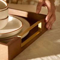 Lot de 2 plateaux de service en bois de noyer avec poignées en métal doré pour le service des aliments, idéal pour la décoration du lit, de la télévision, du pouf ou de la table basse