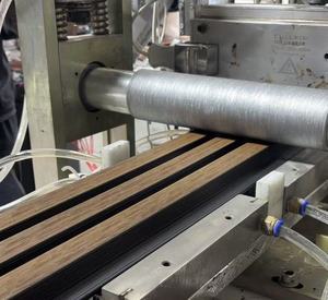 Ligne de production d'extrusion entièrement automatique pour panneaux muraux, plafonds, revêtements de sol, clôtures et profilés en WPC (bois-plastique) et PE (polyéthylène) - Extrudeuses de plastique - Product Image 4