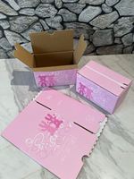 Kerstverpakkingen van gerecycled snoep, chocolade en fruit, met venster