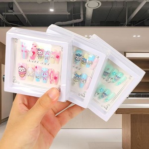 สติ๊กเกอร์ติดเล็บแบบถอดได้ รูปทรงสี่เหลี่ยม 2 มิติ รูปทรงกลม มีกาวในตัว บรรจุกล่อง ใช้ทั่วไป ลายหัวใจโบว์ - Product Image 1