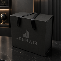 Boîte cadeau rigide noire en gros avec poignée et logo personnalisé pour vêtements, chaussures et présentation en magasin