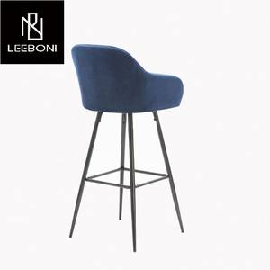 كراسي بارستول فاخرة بطراز كلاسيكي كحلي من الجلد الأزرق المطلي بالذهب مع أرجل من الفولاذ المقاوم للصدأ - Product Image 3