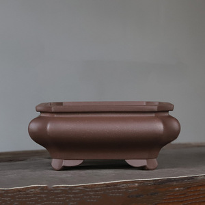 Maceta cuadrada de arcilla morada hecha a mano, estilo antiguo, para mesa, con esquinas biseladas, de Zhu Yongnan - Product Image 1