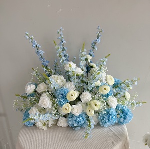 A-1920 Composizione Floreale Personalizzata 80cm 60cm con <span class=keywords><strong>Rose</strong></span> Bianche e Blu in Seta e Delphinium per Decorazioni Matrimoniali e Feste - Product Image 1