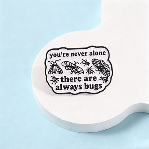 Spilla in smalto retrò con scritta 'Non sei mai solo, ci sono sempre insetti', con motivi di falene, scarafaggi, farfalle e insetti, ideale come distintivo da borsa, spilla da risvolto o gioiello - Product Image 2