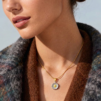 Kalung Liontin Bunga Daisy Dua Warna Lapis Emas 18K dari Baja Anti Karat, Kelopak Perak, Bagian Tengah Emas, Rantai Bambu, untuk Wanita, Cocok untuk Pesta