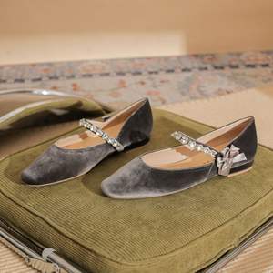 Zapatos de Tacón Alto Stiletto para las Cuatro Estaciones, Parte Superior de Cuero Genuino, Tratamiento Antideslizante, Diseño Elegante, Ideales para Fiestas - Product Image 1