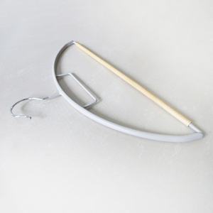 Perchero Metálico Plateado Antideslizante para Ropa, Diseño Minimalista Curvo, para Habitaciones de Hotel - Product Image 2