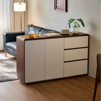 Buffet minimaliste en bois aux bords arrondis, cadre en bois grain noyer, porte coulissante blanche, poignée dissimulée, rangement avec tiroirs