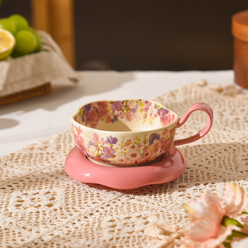 Tazza e piattino a forma di nuvola gialla con motivo floreale