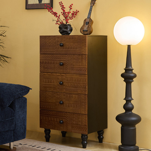 <span class=keywords><strong>Coffre</strong></span> en <span class=keywords><strong>bois</strong></span> vintage à cinq tiroirs : motifs sculptés complexes, rangement rétro pour chambre à coucher et salon avec boutons noirs et pieds tournés - Product Image 2