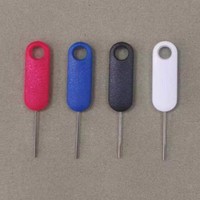 Extractor de Tarjetas SIM Portátil y Antipérdida con Dos Piezas y un Llavero para Transporte al Aire Libre