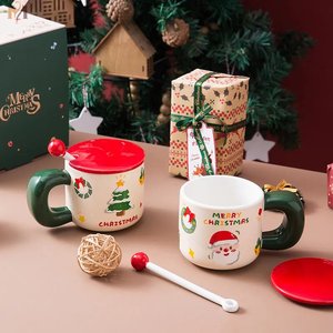 Usine en gros mignon motif d'arbre de Noël tasse de <span class=keywords><strong>vacances</strong></span> personnalisée tasse à café en céramique avec couvercle tasse de cadeau de Noël - Product Image 1