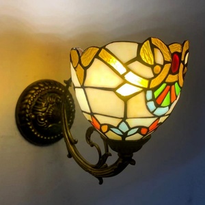 Lámpara de Pared LongHuiJing de 6 Pulgadas, Vidrio Teñido Multicolor, Hecha a Mano, LED, Estilo Mid-Century, Aleación de Zinc, Bombilla E27, 2700K, Luz Cálida Suave para Sala de Estar - Product Image 2