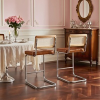 Chaise de bar moderne à dossier bas, tabouret de comptoir en simili cuir avec dossier en rotin naturel et cadre luge en acier chromé