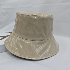 Sombrero <span class=keywords><strong>de</strong></span> pescador <span class=keywords><strong>de</strong></span> piel sintética brillante elegante <span class=keywords><strong>para</strong></span> <span class=keywords><strong>mujer</strong></span>, gorro <span class=keywords><strong>de</strong></span> <span class=keywords><strong>lluvia</strong></span> impermeable, ala ancha sólida <span class=keywords><strong>para</strong></span> fiesta informal al aire libre, viaje, uso diario, cadera - Product Image 4