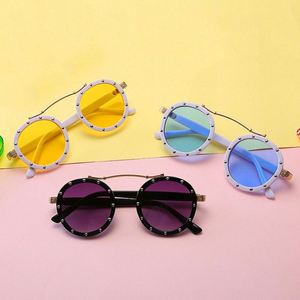 Lunettes de soleil pour enfants, nouvelle mode, vente chaude, monture rose petite, avec rivets, protection UV400, rondes, personnalisables avec logo - Product Image 3