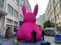 Ventes d'usine ballon de fête de dessin animé de lapin gonflable rose géant et lapin en peluche de jouet d'arc pour les enfants