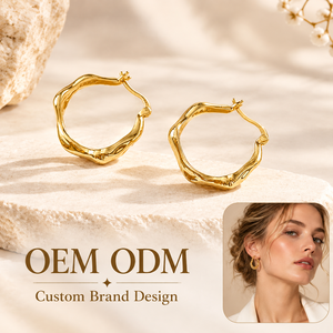 ต่างหูห่วงสแตนเลสชุบทองรูปทรงคลื่นแบบไม่สมมาตร ขายส่งแบบ OEM ODM เครื่องประดับมินิมอลสำหรับผู้หญิง - Product Image 1
