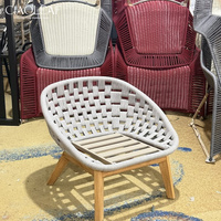 Chaise d'extérieur en bois avec dossier tressé pour jardin et terrasse