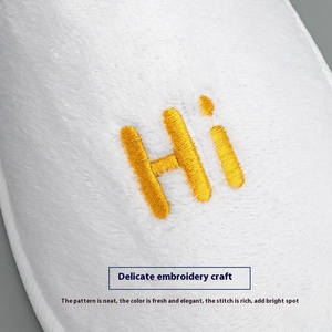 Fournitures hôtelières : <span class=keywords><strong>Kit</strong></span> d'hygiène et d'accueil pour hommes, comprenant pantoufles grises jetables, savon, shampoing et produits de spa - Product Image 4