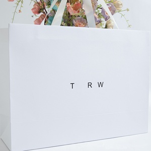 Enfocarse en la Calidad. Réplica del Diseño del Bolso de Mano T*R, Bolsa de Papel de Regalo Personalizada Diseño de Bolsas para Tiendas de Ropa e Impresión de Logotipos. - Product Image 6