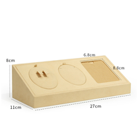 Présentoir à bijoux en microfibre Fadeli Packaging, modèle FDL000623-6, conçu sur mesure pour les vitrines de bijouteries en magasin.