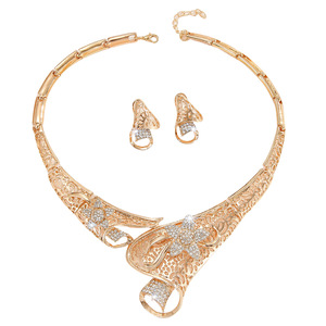 Europe and the United States hot gold zinc alloy inlaid <b>white</b> rhinestone hollow flower necklace earrings set women's jewelry - Product Image 5
