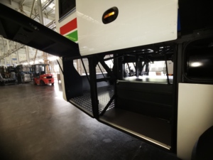 Autobús diésel Zongtong de 75 asientos: equipado con motor en línea de 6 cilindros, turboalimentado con intercooler y velocidad máxima de 120 km/h - Product Image 3
