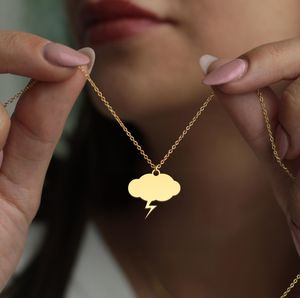 Collana alla Moda Placcata Oro 18k con Ciondolo a Forma di Nuvola e Fulmine, Simbolo della Tempesta, Gioiello Audace a Tema Meteo, Regalo per Lei - Product Image 1