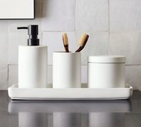 Ensemble d'accessoires de salle de bain cinq pièces porte-mouchoirs en résine distributeur de savon gobelet en blanc mat pour une utilisation au bain