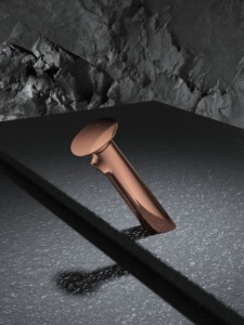 Robinet de lavabo de luxe en laiton massif, finition or rose brillant, design minimaliste avec poignée latérale en forme de tube incliné et indicateur chaud/froid - Product Image 4