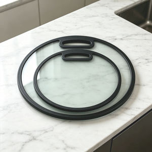 Planche à découper ronde en verre trempé avec cadre en silicone et poignée, planche à découper alimentaire sécurisée - Product Image 3